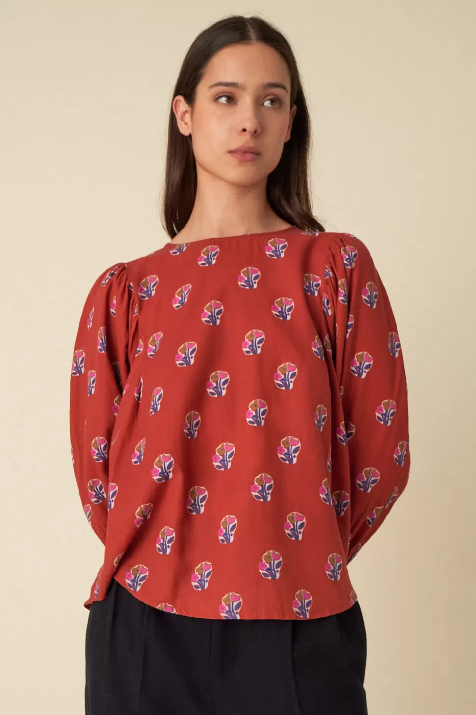 Blouse légère Sebali Flore - Chemisier bohème imprimé fleuri Des Petits Hauts  

Élégante blouse d'été Sebali - Motifs floraux et coupe fluide pour un style printanier  

Top féminin Des Petits Hauts - Blouse Florale Sebali en viscose respirante  

Chemisier Sebali Fleuri - Blouse bohème à manches ballon pour silhouette aérienne  

Blouse imprimée FLORE - Modèle Sebali en coton léger pour look décontracté chic