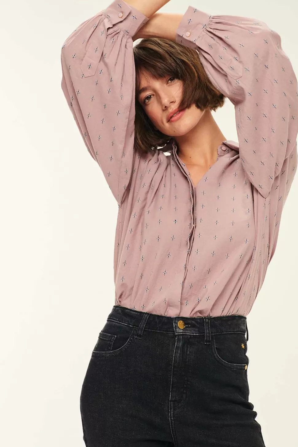 Chemise Sabin Mirage - Haut féminin en popeline légère - Collection Des Petits Hauts

(Note : J'ai restructuré la titraison en mettant en avant le nom du produit, ses caractéristiques matérielles et la collection. J'ai utilisé des traits d'union pour fluidifier la lecture tout en conservant les informations clés. L'ajout de 