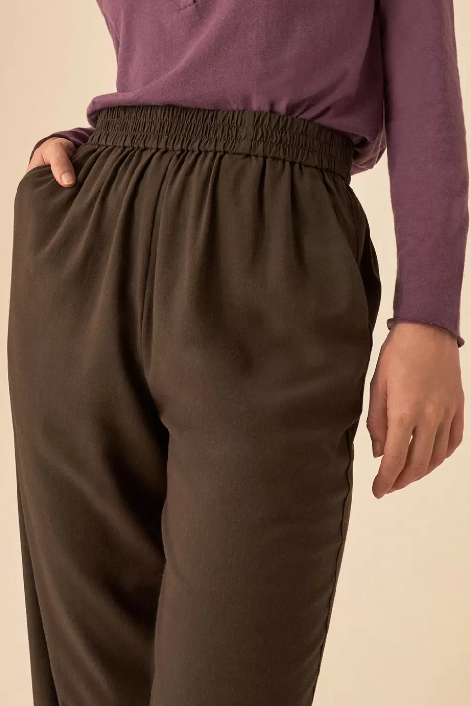 Pantalon droit printanier en coton léger - Modèle SOKA Pickle by Des Petits Hauts  

(Le style épuré avec ceinture ajustable - Confort et élégance pour toutes les silhouettes)