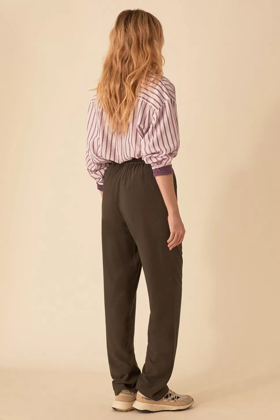 Pantalon droit printanier en coton léger - Modèle SOKA Pickle by Des Petits Hauts  

(Le style épuré avec ceinture ajustable - Confort et élégance pour toutes les silhouettes)